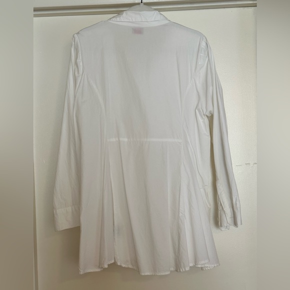 EUC 100% crisp white cotton percale button front, collared shirt by Tulip. - Picture 5 of 6